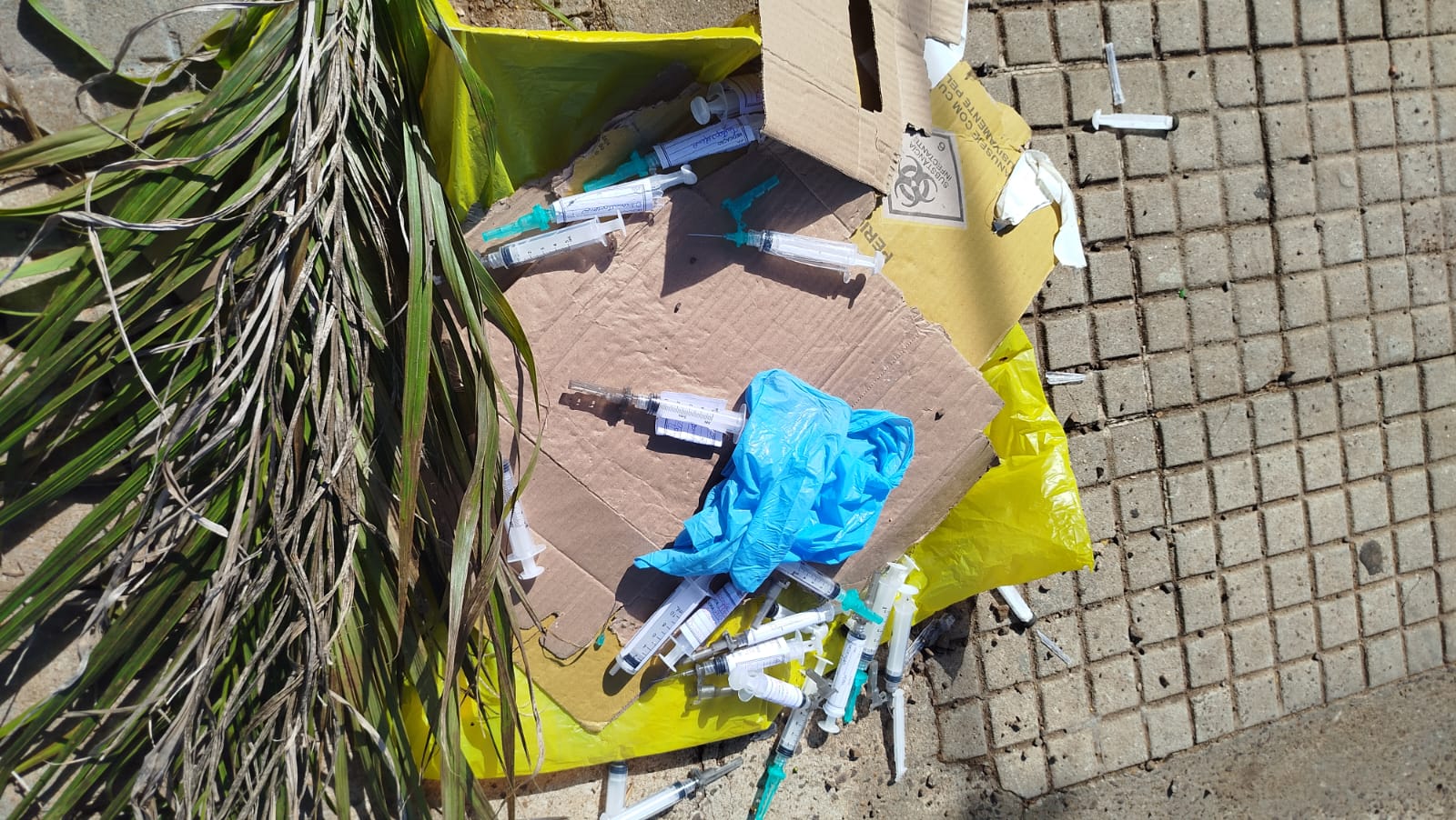 Seringas com restos de medicamentos são encontradas espalhadas em rua de Cascavel