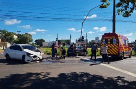 Acidente entre Renault Kwid e Nissan Versa mobiliza Siate no Bairro Coqueiral, em Cascavel