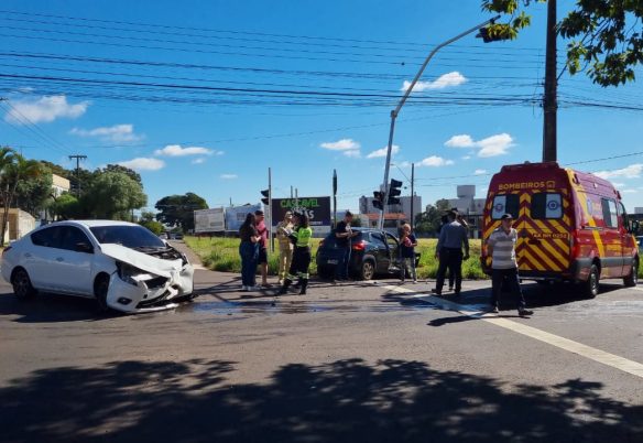 Acidente entre Renault Kwid e Nissan Versa mobiliza Siate no Bairro Coqueiral, em Cascavel