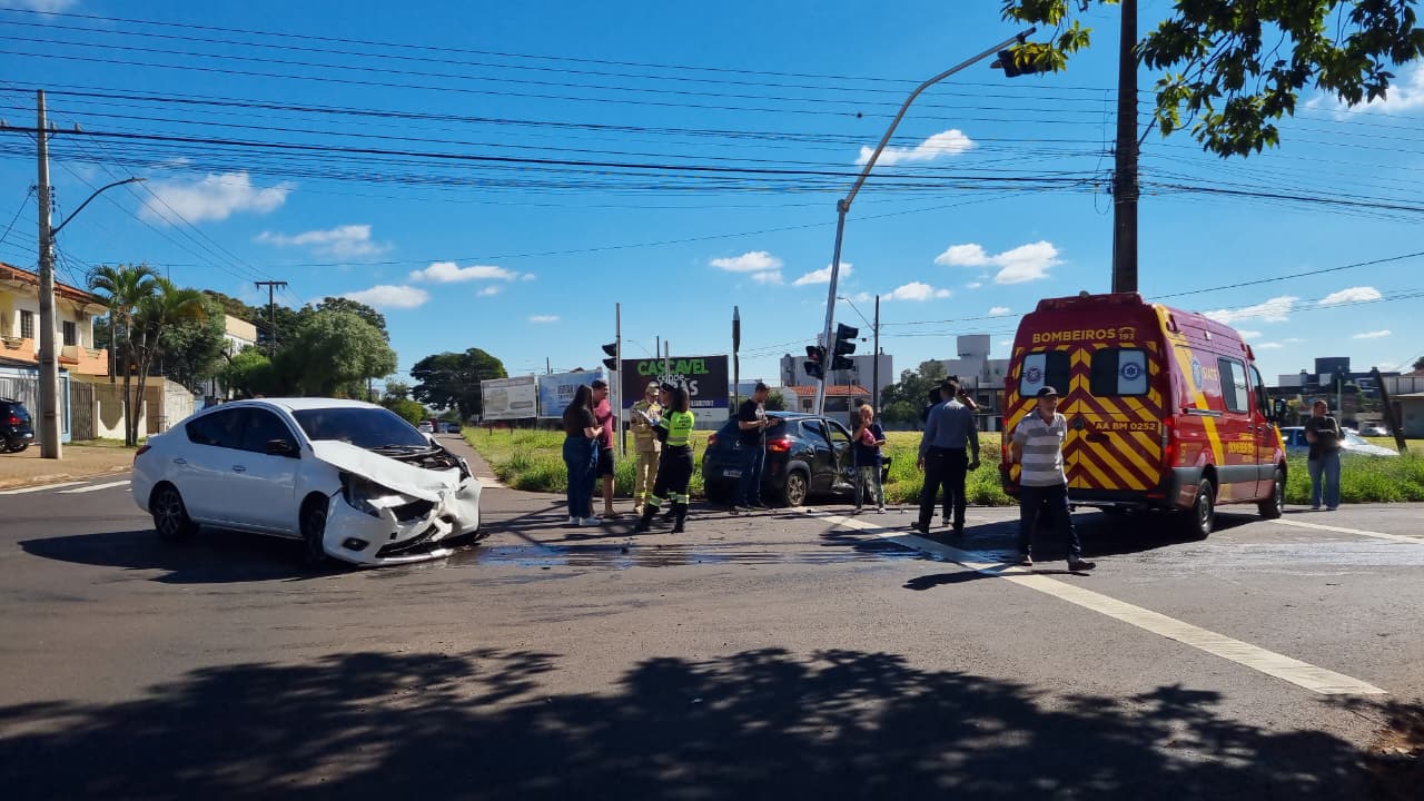Acidente entre Renault Kwid e Nissan Versa mobiliza Siate no Bairro Coqueiral, em Cascavel