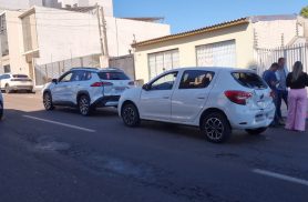 Engavetamento entre três veículos é registrado na Rua Vitória, em Cascavel