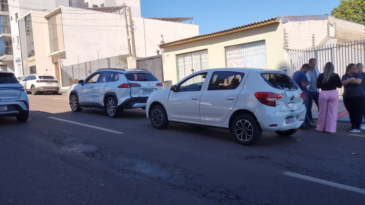 Engavetamento entre três veículos é registrado na Rua Vitória, em Cascavel