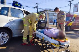 Três pessoas ficam feridas após colisão entre Fiesta e Peugeot na Avenida Brasil