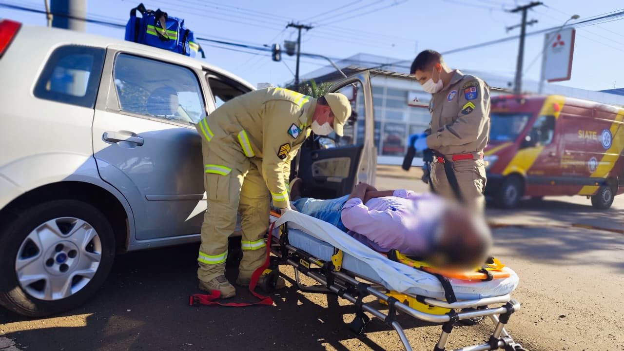 Três pessoas ficam feridas após colisão entre Fiesta e Peugeot na Avenida Brasil