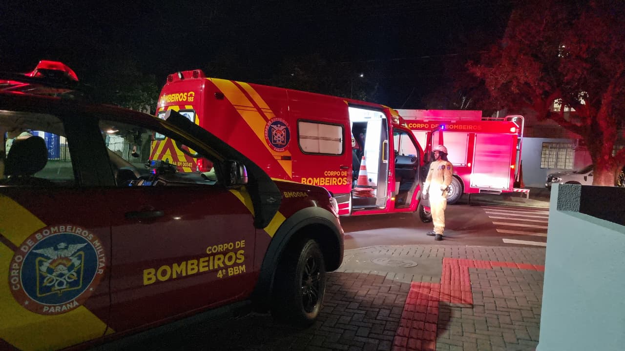 Motorista passa mal, sofre convulsão e colide caminhonete contra muro no Jardim Maria Luiza