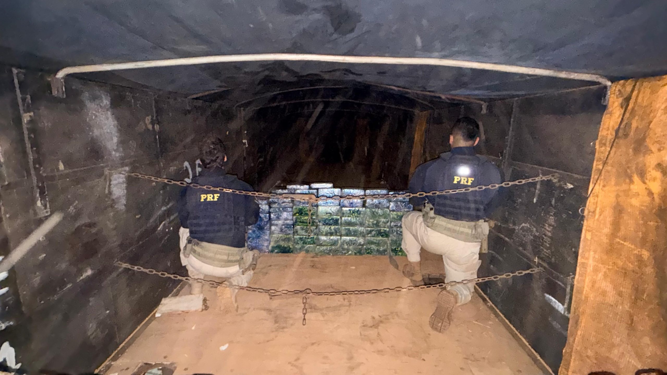 PRF encontra 139 quilos de cocaína escondidos em compartimento oculto de carreta em Cascavel