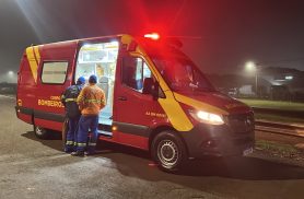 Coletor de lixo fica ferido após cair de caminhão durante trabalho em Cascavel
