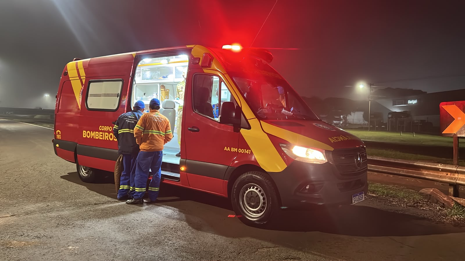 Coletor de lixo fica ferido após cair de caminhão durante trabalho em Cascavel