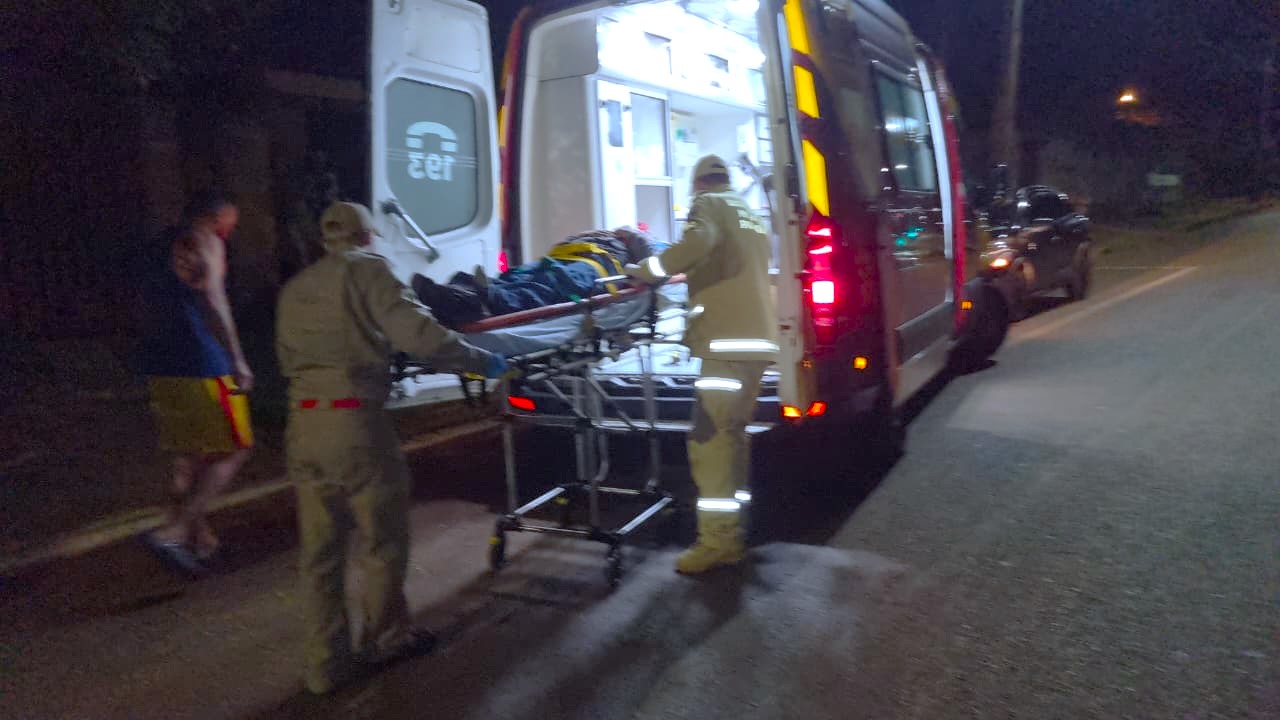 Queda de motocicleta após colisão contra placa deixa jovem ferido no Floresta