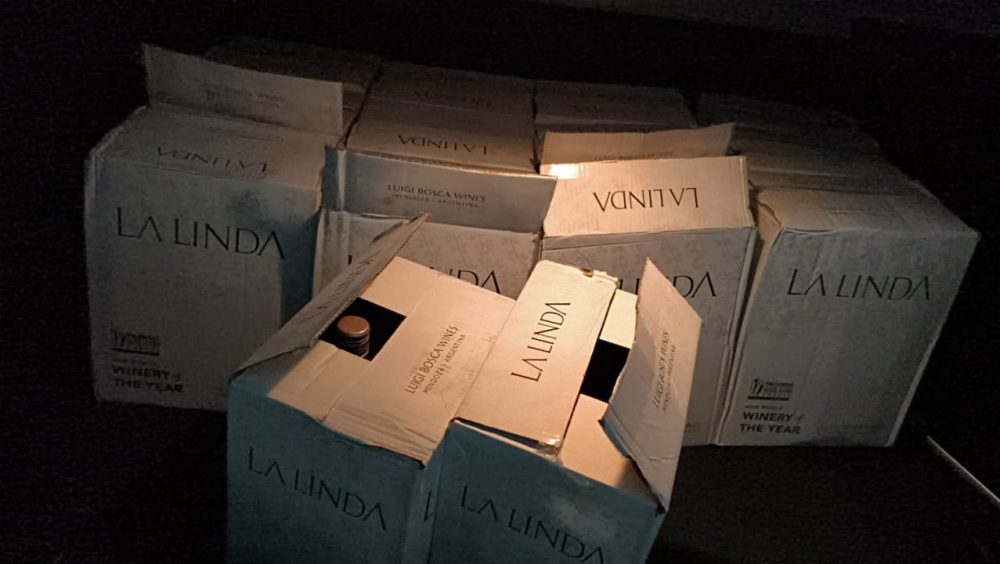 Carro carregado com 17 caixas de vinho sem documentação é apreendido na BR-277 em Cascavel Imagem referente a Carro carregado com 17 caixas de vinho sem documentação é apreendido na BR-277 em Cascavel