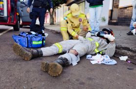 Motociclista fica ferido em forte colisão com carro na Rua Jacarezinho