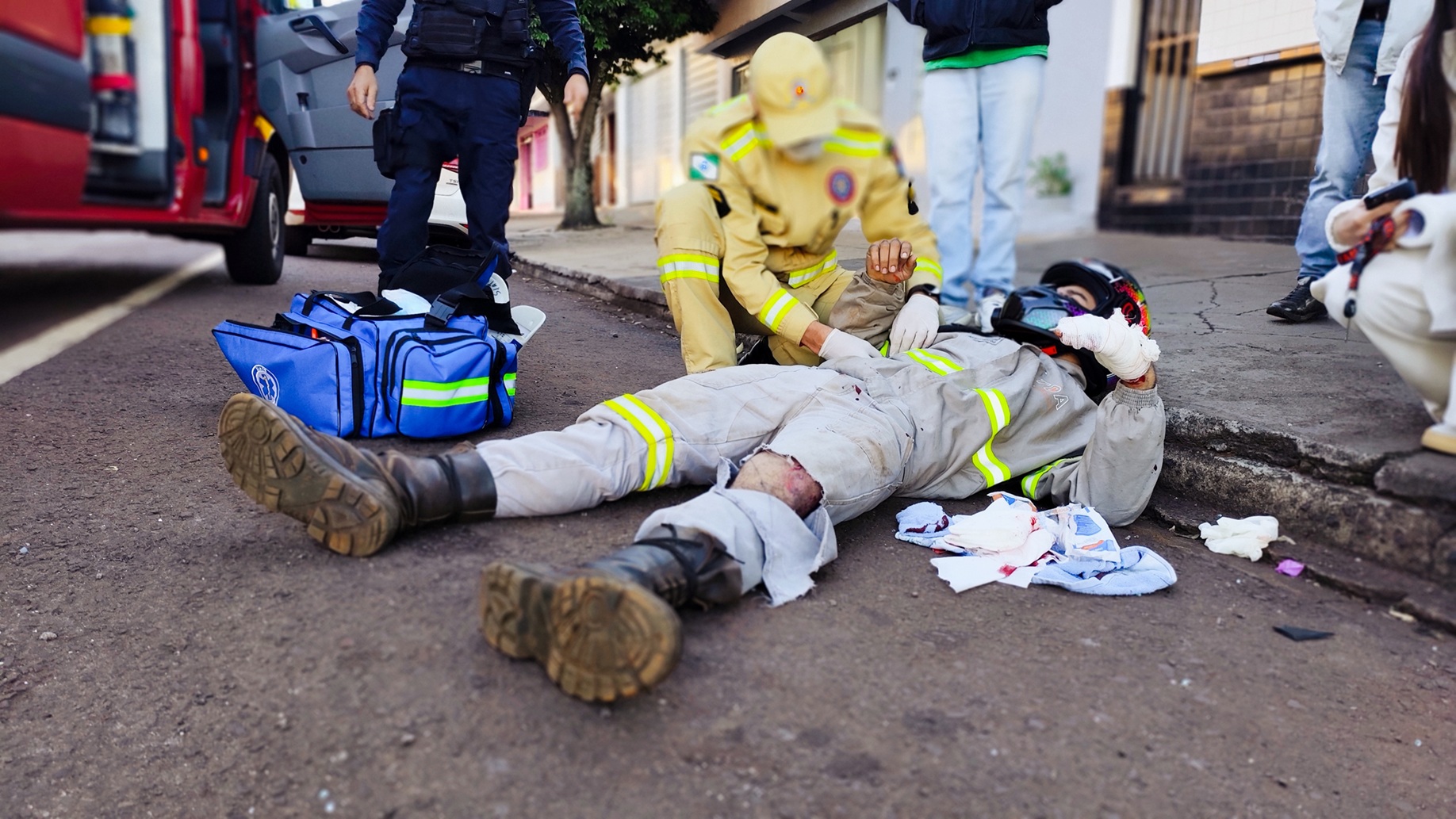 Motociclista fica ferido em forte colisão com carro na Rua Jacarezinho