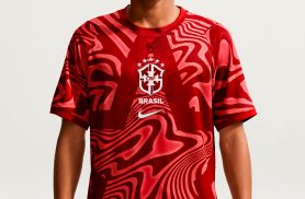 Polêmica camisa vermelha da Seleção estará na Copa; FIFA define uniformes do Brasil na fase de grupos