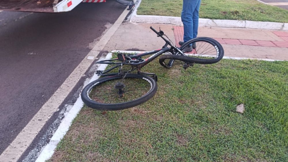 Ciclista fratura costela após bater de frente com carro em Toledo Imagem referente a Ciclista fratura costela após bater de frente com carro em Toledo
