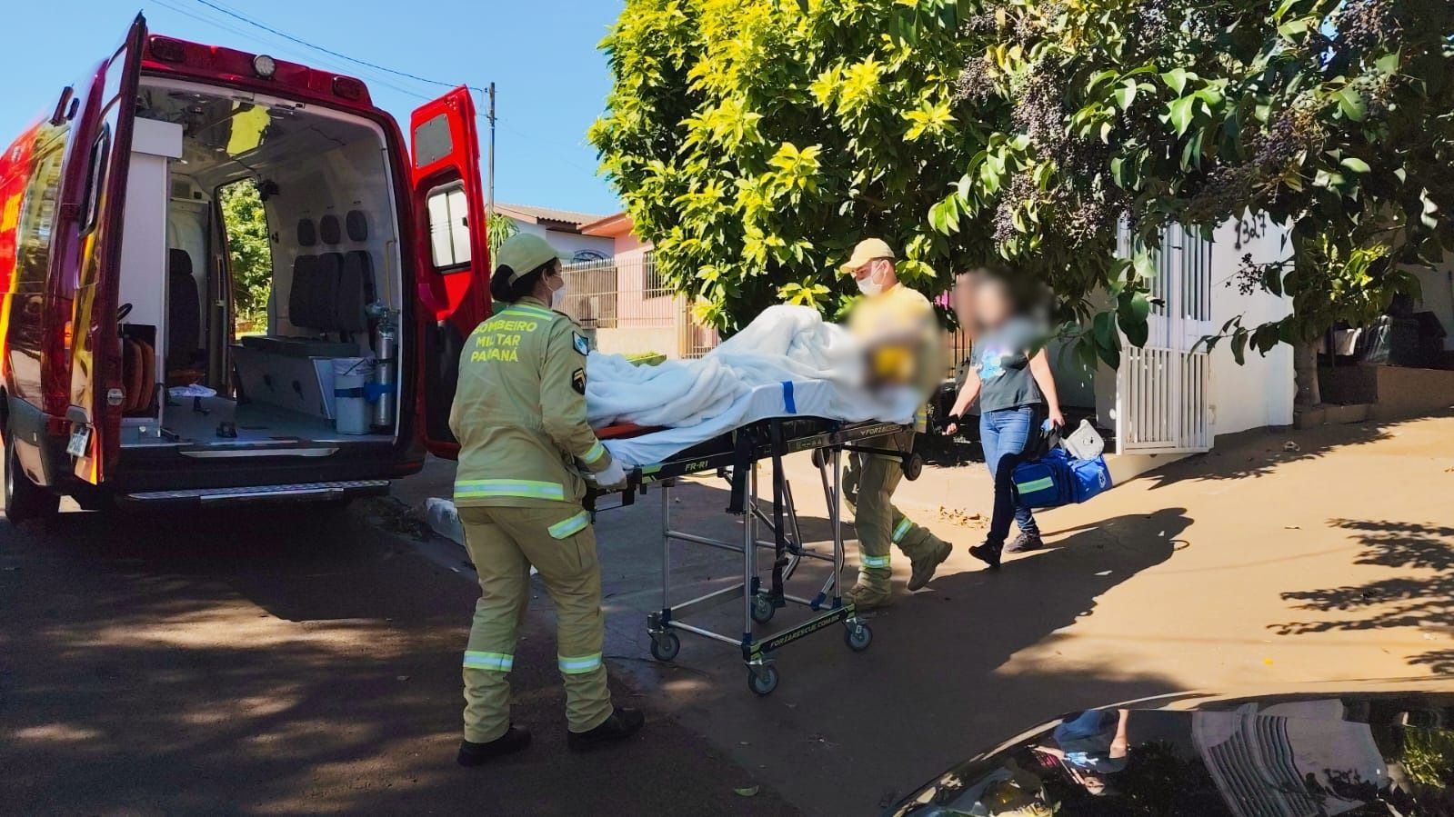 Mulher de 58 anos fica ferida após cair de escada em residência no Bairro Morumbi