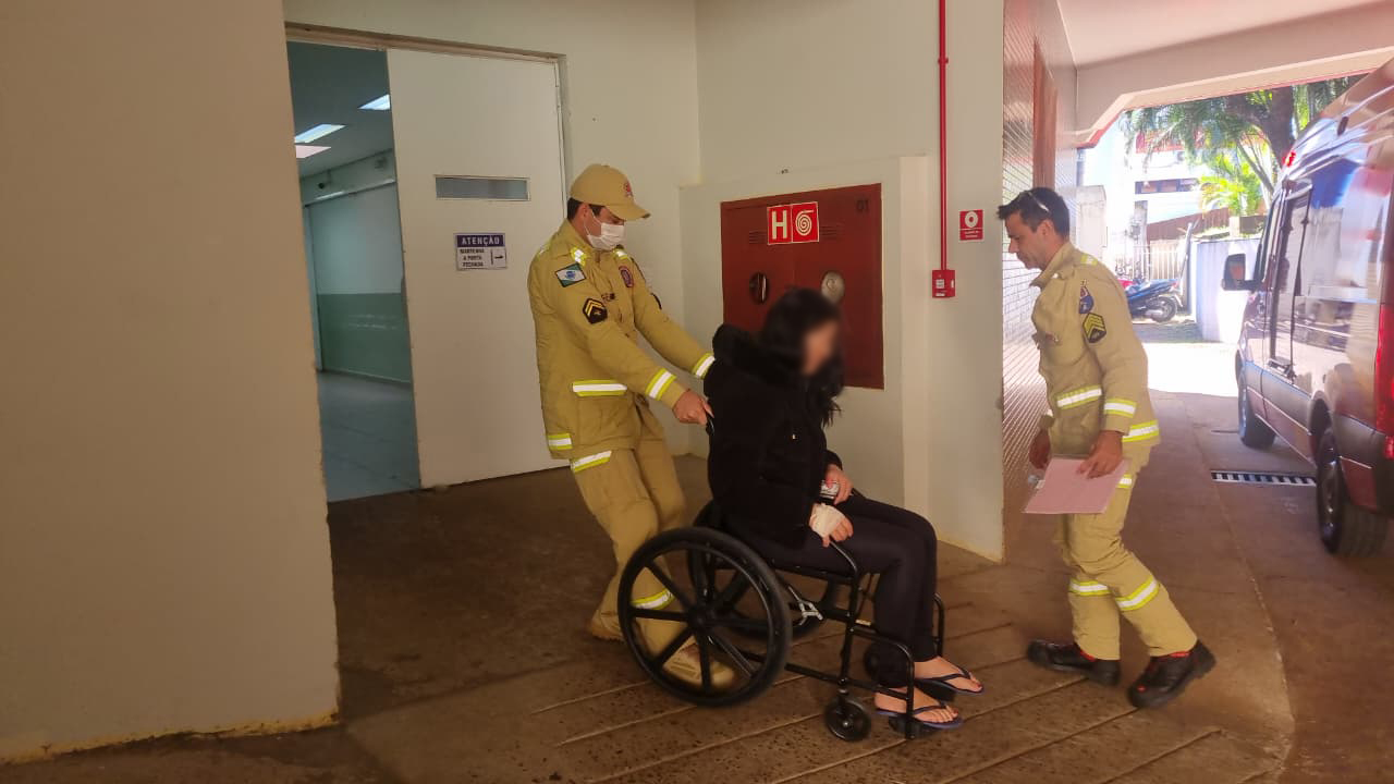 Vidro de box estoura e mulher fica ferida em condomínio no Parque Verde