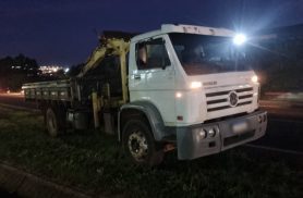 Caminhão apresenta falha e motorista age rápido para evitar acidente na BR-277