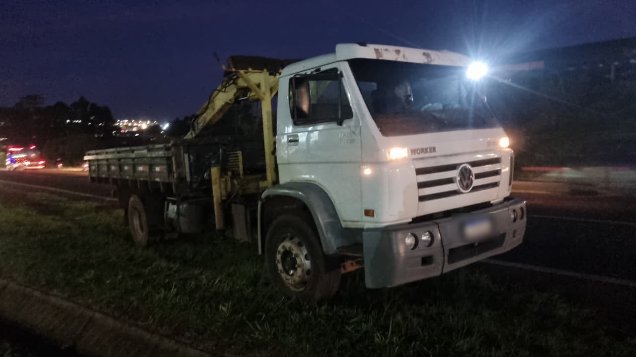 Caminhão apresenta falha e motorista age rápido para evitar acidente na BR-277