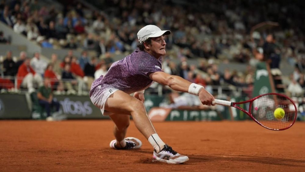 João Fonseca perde duelo geracional para Mensik e encerra campanha memorável em Roland Garros Imagem referente a João Fonseca perde duelo geracional para Mensik e encerra campanha memorável em Roland Garros