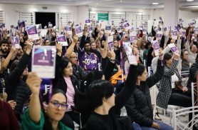 Professores aprovam indicativo de greve da educação municipal de Cascavel