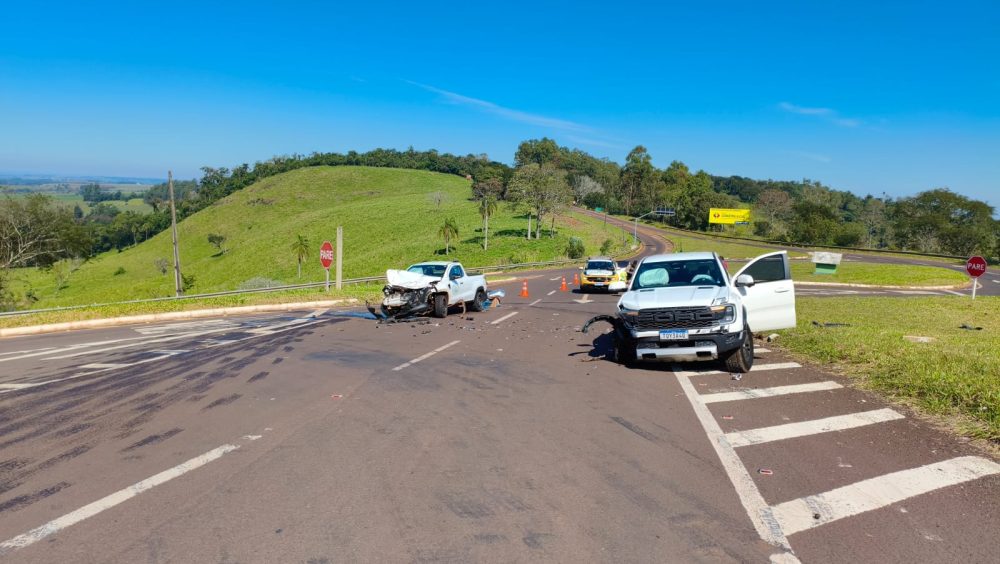 Motorista fica ferido em colisão entre picape e utilitário na PR-180, em Boa Vista da Aparecida Imagem referente a Motorista fica ferido em colisão entre picape e utilitário na PR-180, em Boa Vista da Aparecida