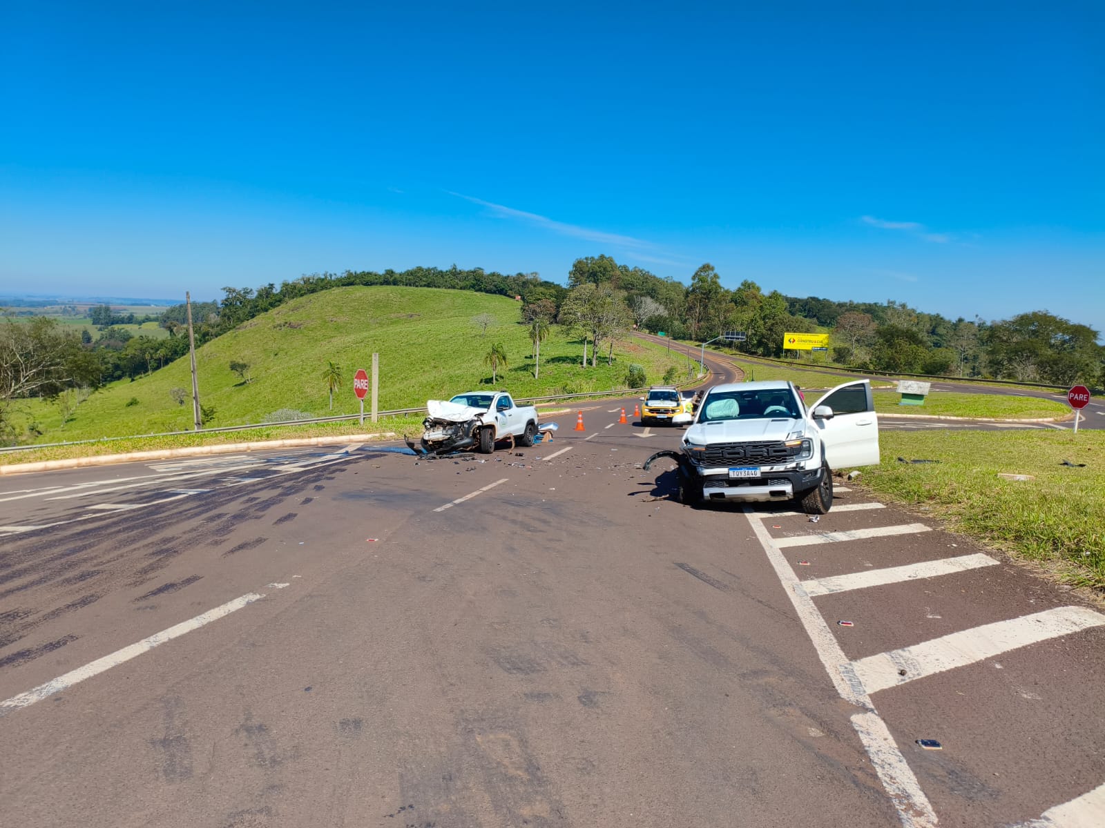 Imagem referente a Motorista fica ferido em colisão entre picape e utilitário na PR-180, em Boa Vista da Aparecida