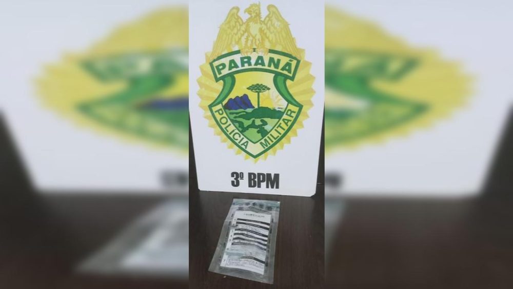 Motociclista sem CNH é abordado com porção de crack em Pato Branco Imagem referente a Motociclista sem CNH é abordado com porção de crack em Pato Branco