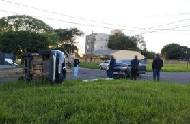 Carro capota após colisão no Pioneiros Catarinenses