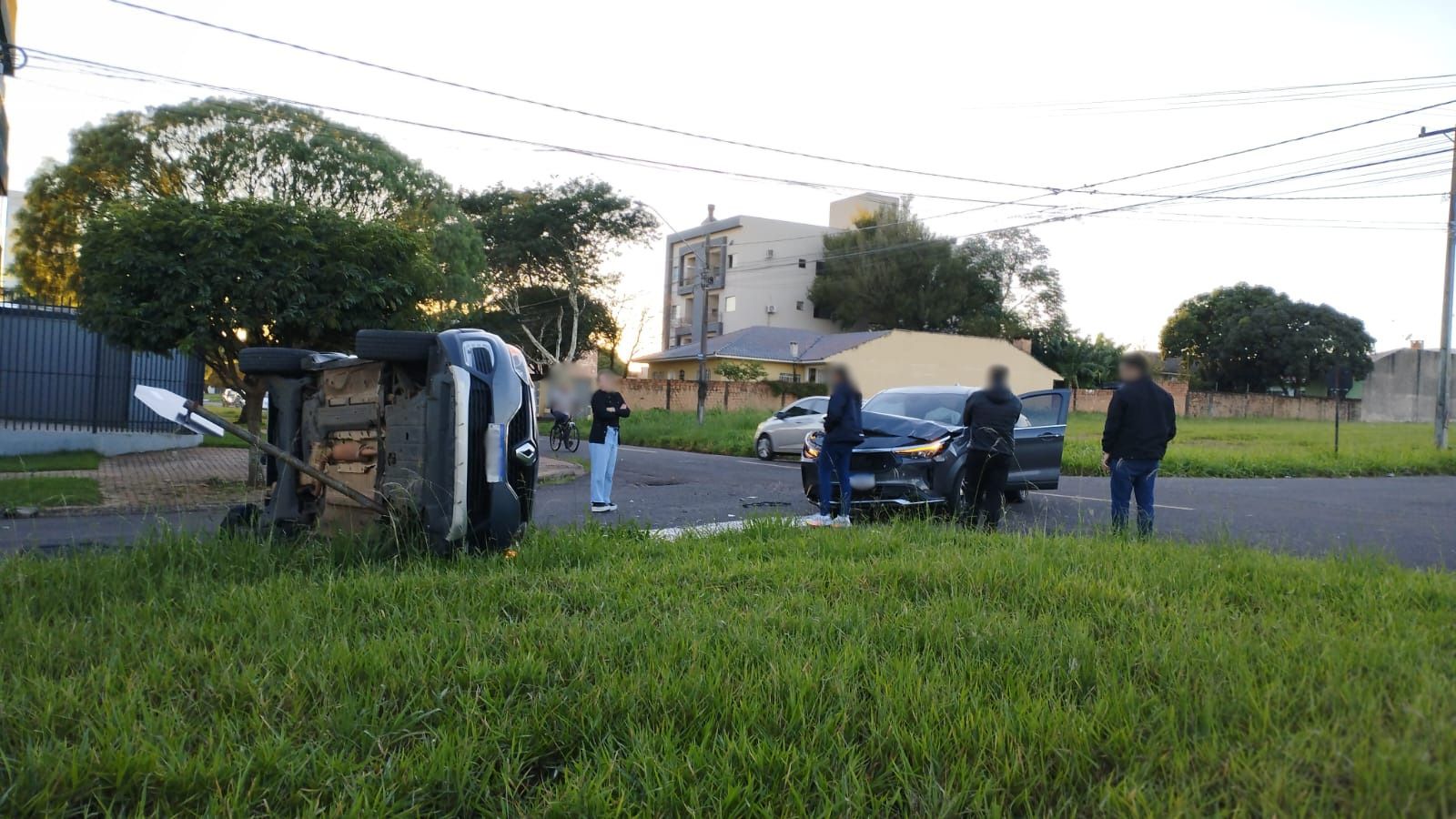 Carro capota após colisão no Pioneiros Catarinenses