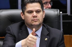 Alcolumbre sugere “melhorar” 6x1 e quer passar PEC por comissões