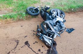 Moto fica destruída em acidente com três veículos na Avenida Piquiri