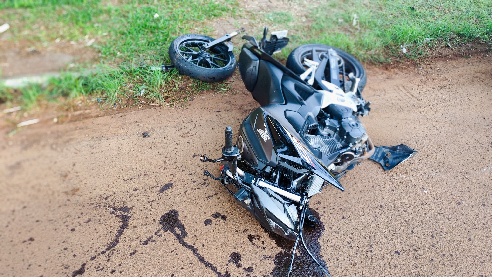 Moto fica destruída em acidente com três veículos na Avenida Piquiri