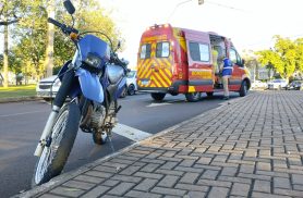Motociclista sofre queda no cruzamento da Avenida Tancredo Neves e Rua Vitória
