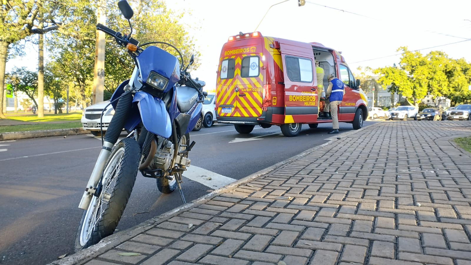 Motociclista sofre queda no cruzamento da Avenida Tancredo Neves e Rua Vitória