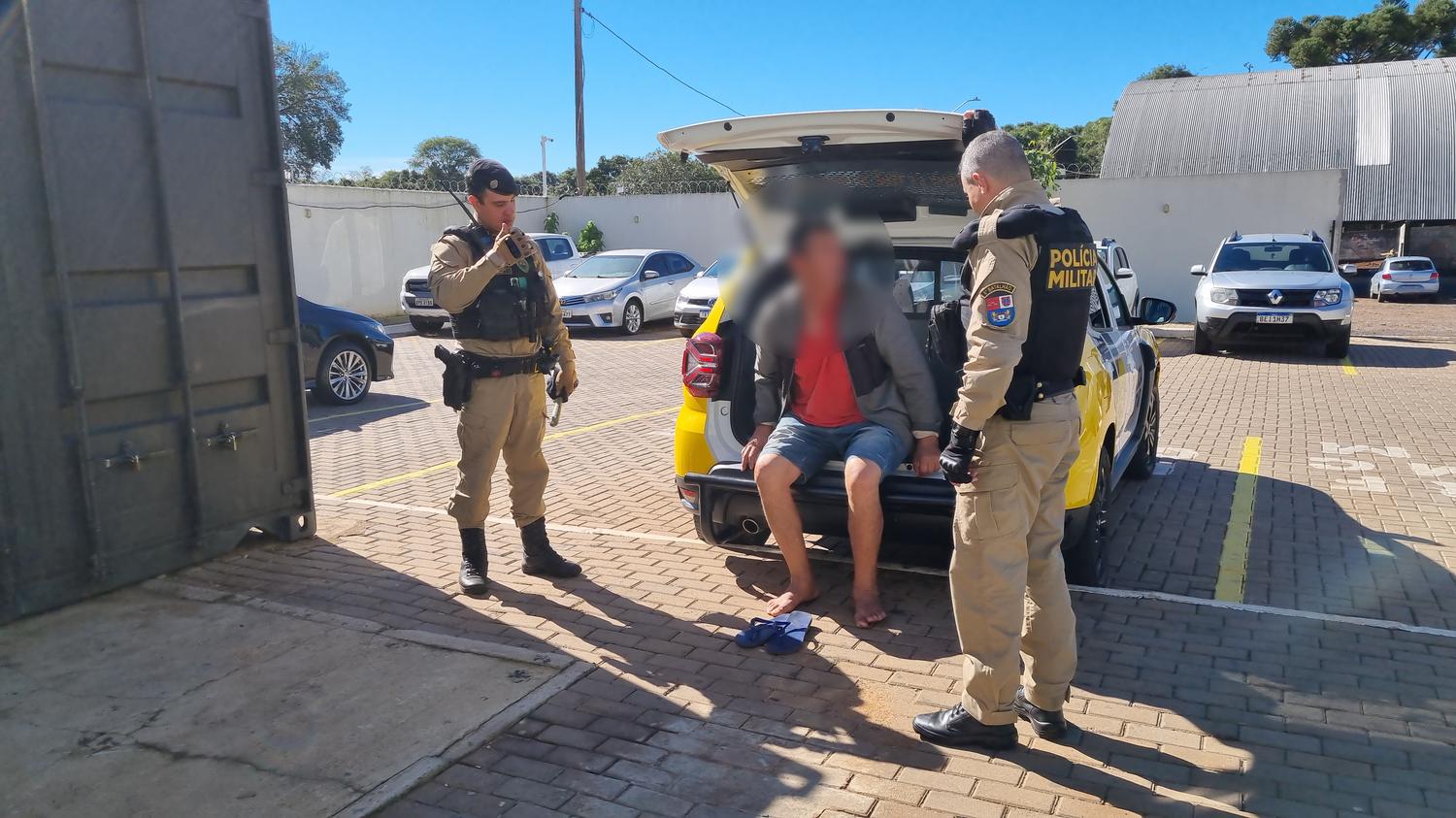 Homem usa faca para ameaçar namorada no Riviera