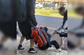 Veja momento em que menor apreendido por assalto é espancado em Cascavel