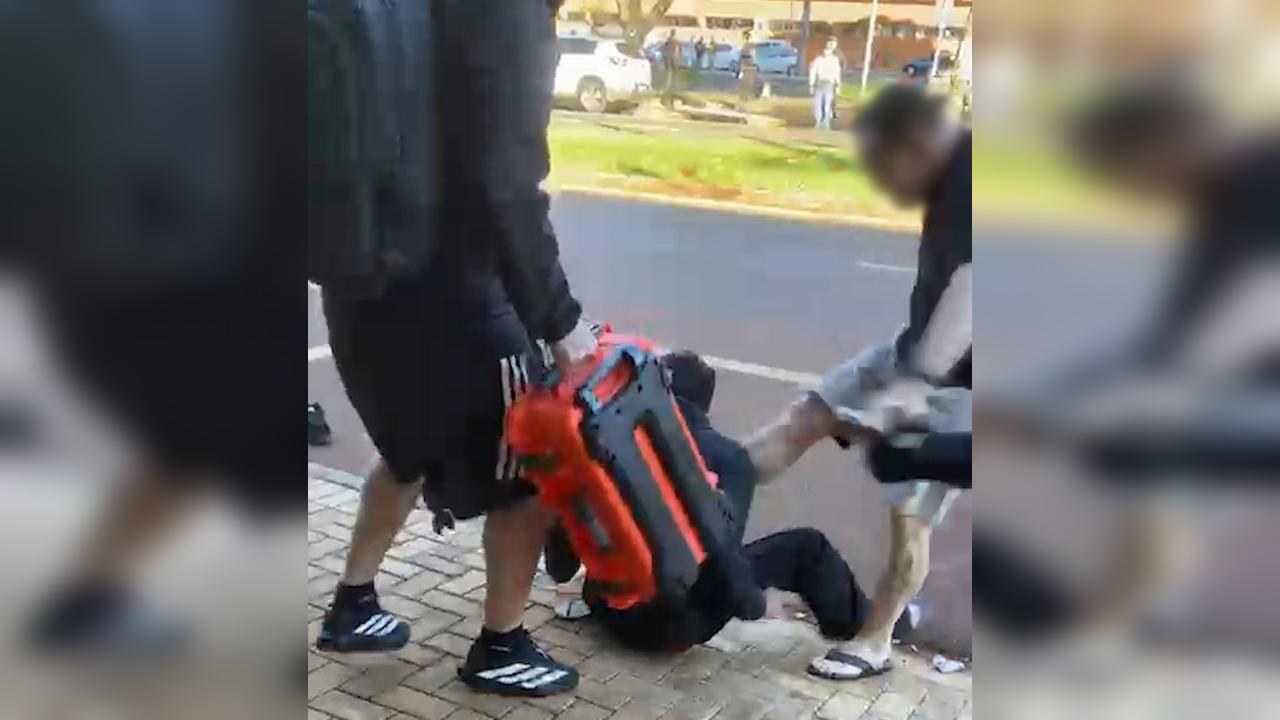Veja momento em que menor apreendido por assalto é espancado em Cascavel