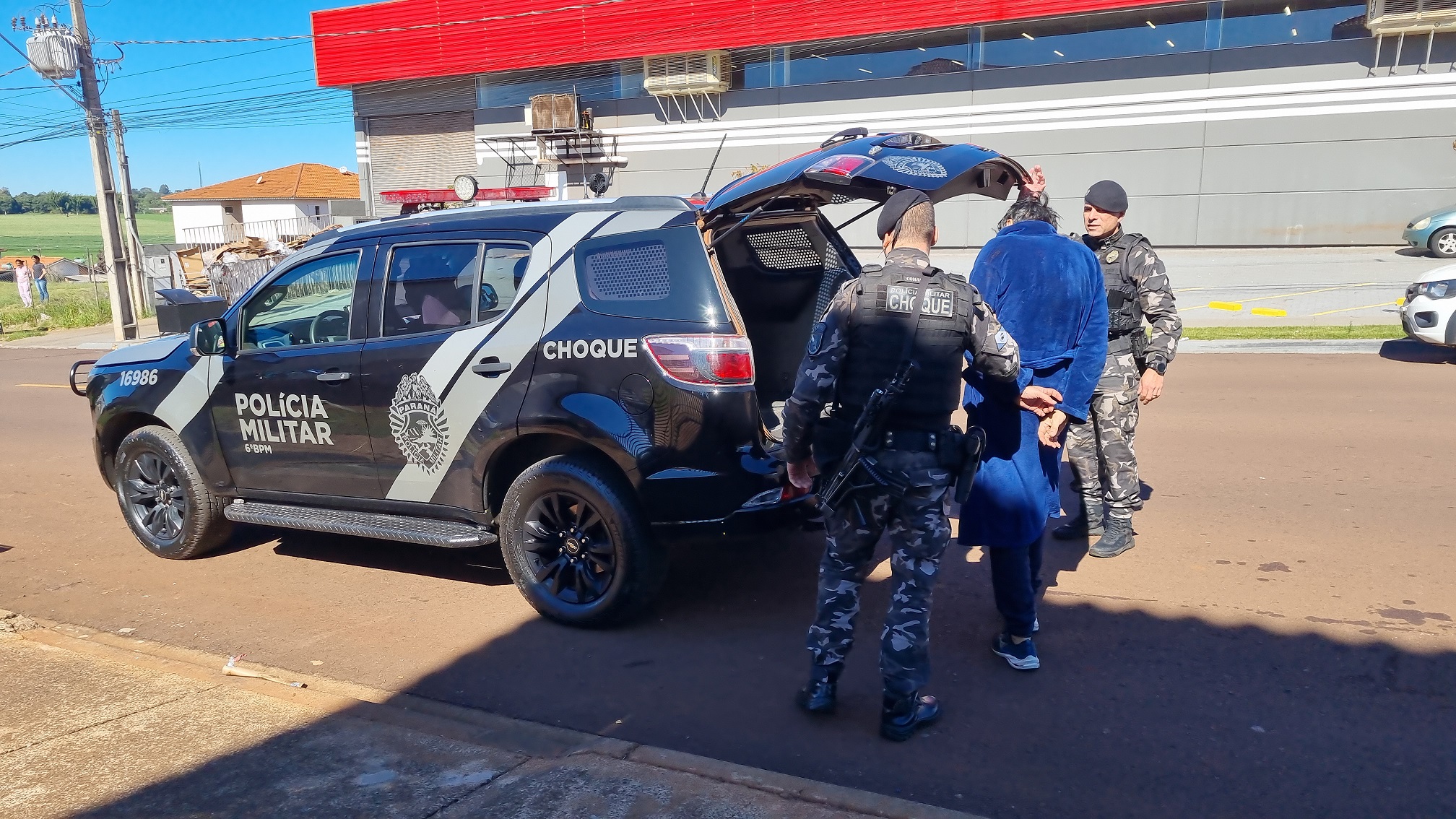Choque detém homem após fogo atingir apartamento e colocar moradores em risco