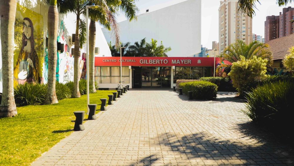 Alunos sobem ao palco do Centro Cultural Gilberto Mayer para apresentação Imagem referente a Alunos sobem ao palco do Centro Cultural Gilberto Mayer para apresentação