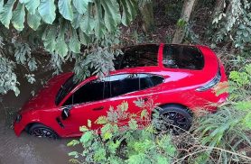 Porsche de luxo com placas de Cascavel, avaliado em R$ 1,2 milhão, é encontrado em barranco