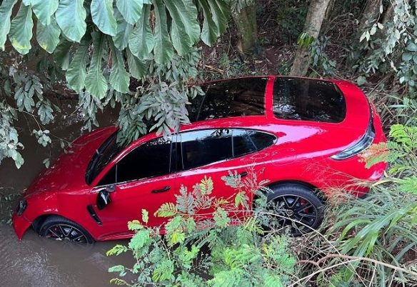 Porsche de luxo com placas de Cascavel, avaliado em R$ 1,2 milhão, é encontrado em barranco