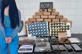 Mulher de 27 anos é presa pela ROMU com drogas, balança e materiais usados no tráfico em Cascavel