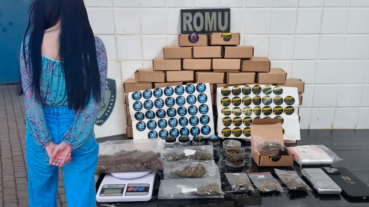 Mulher de 27 anos é presa pela ROMU com drogas, balança e materiais usados no tráfico em Cascavel