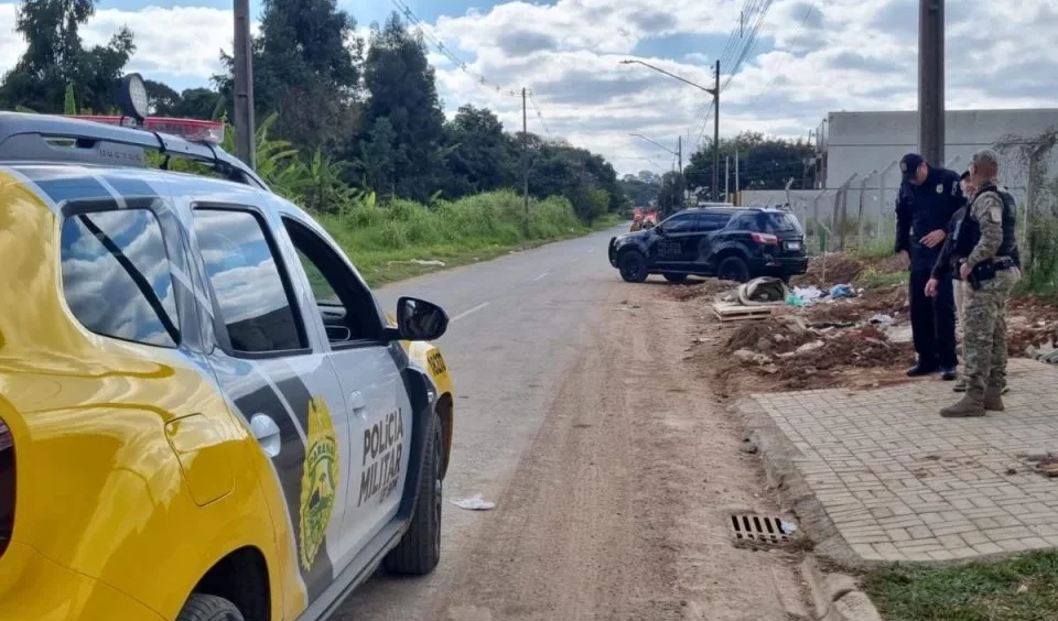 Polícia faz buscas a preso que rompeu algema, tirou tornozeleira e pulou do 2º andar da delegacia Imagem referente a Polícia faz buscas a preso que rompeu algema, tirou tornozeleira e pulou do 2º andar da delegacia