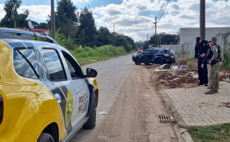 Imagem referente a Polícia faz buscas a preso que rompeu algema, tirou tornozeleira e pulou do 2º andar da delegacia