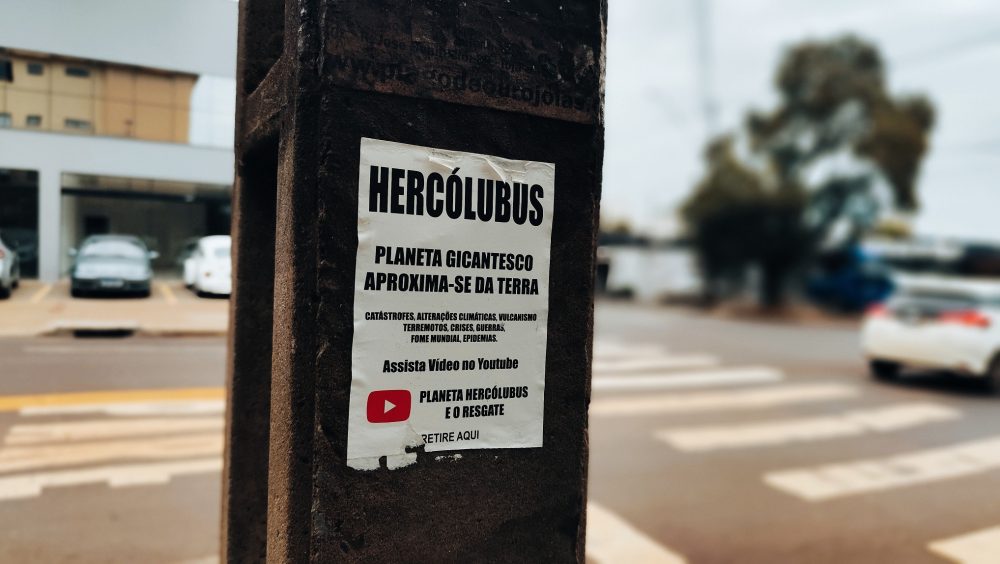 Fim do mundo em Cascavel? Cartazes sobre Hercólubus chamam atenção em postes da cidade Imagem referente a Fim do mundo em Cascavel? Cartazes sobre Hercólubus chamam atenção em postes da cidade