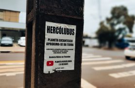Fim do mundo em Cascavel? Cartazes sobre Hercólubus chamam atenção em postes da cidade