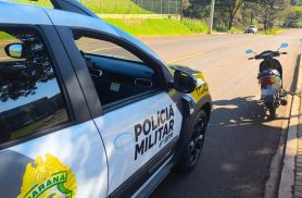 Sem CNH, venezuelano é flagrado conduzindo moto e manuseando celular