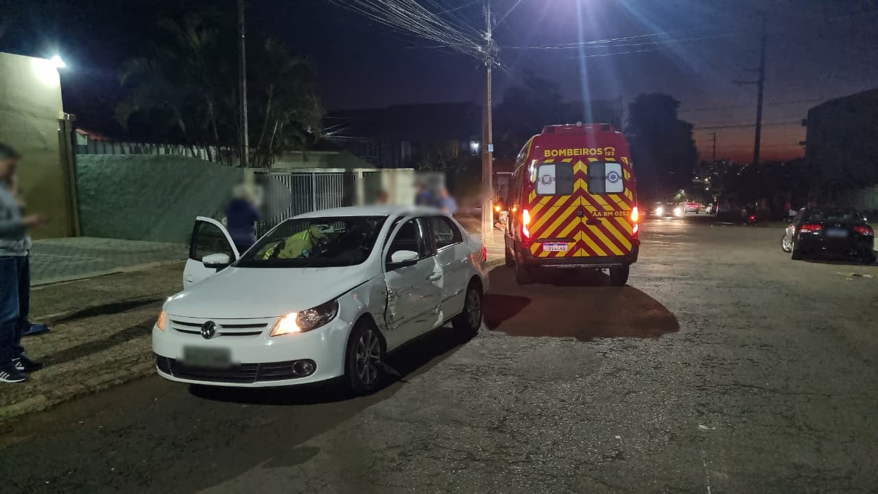 Idoso fica preso em Voyage após grave acidente entre dois carros no Bairro Coqueiral