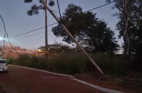 Poste fica suspenso por fios após veículo atingir estrutura em Cascavel